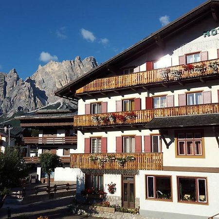 Hotel Bellaria - Cortina D'Ampezzo Luaran gambar